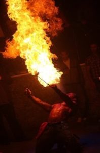 Feuer schlucken und Pyroshows vom Feuerkünstler in Singen